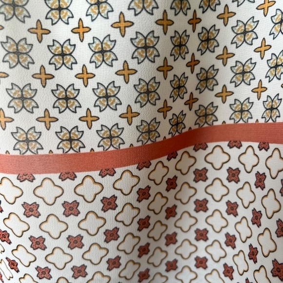 Max Studio tie gathered collar in a cool, lightweight fabric - Picture 3 of 9